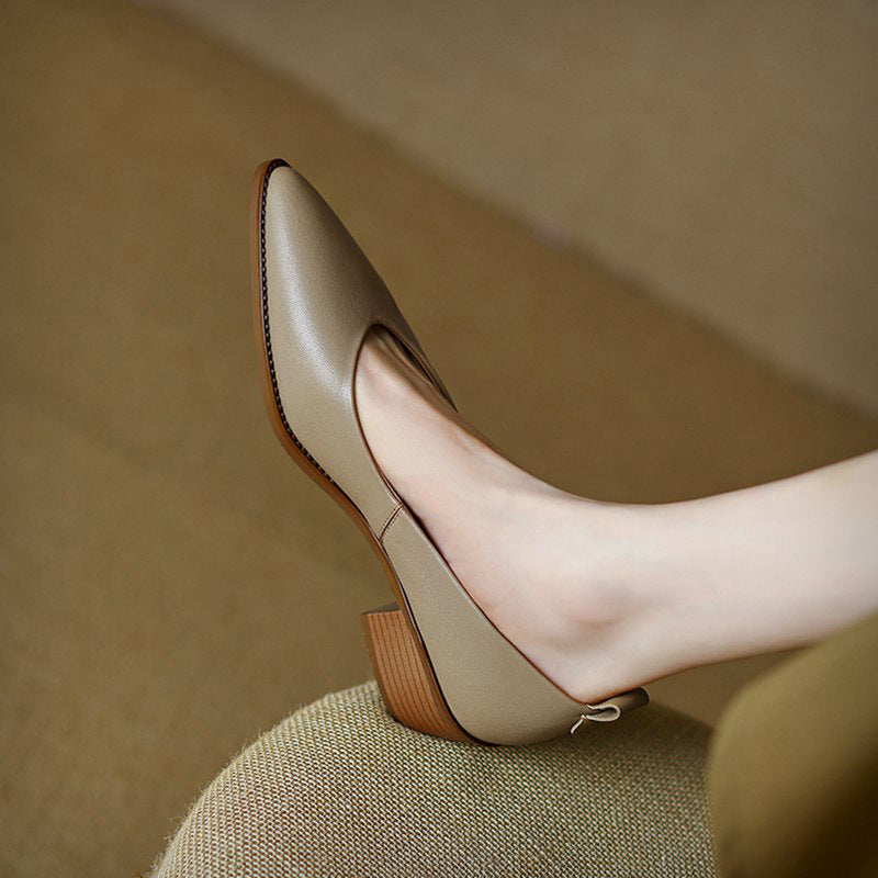 Elegantes zapatos de tacón bajo de piel de oveja de Isabella Sol.