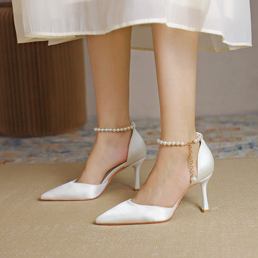 Elegantes tacones de aguja con borlas de satén de Isabella Sol