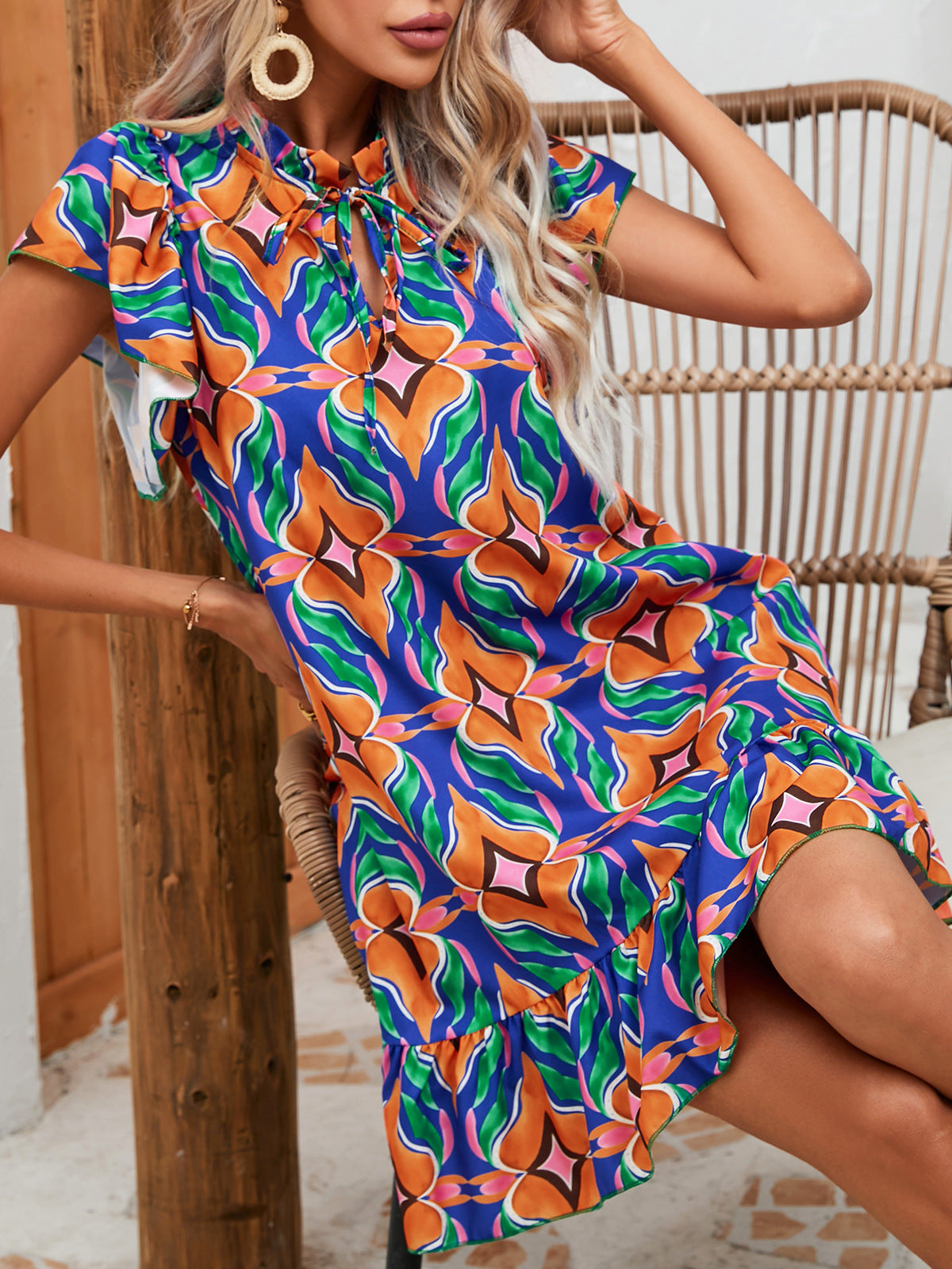 Vestido con volantes y estampado vibrante de Isabella Sol