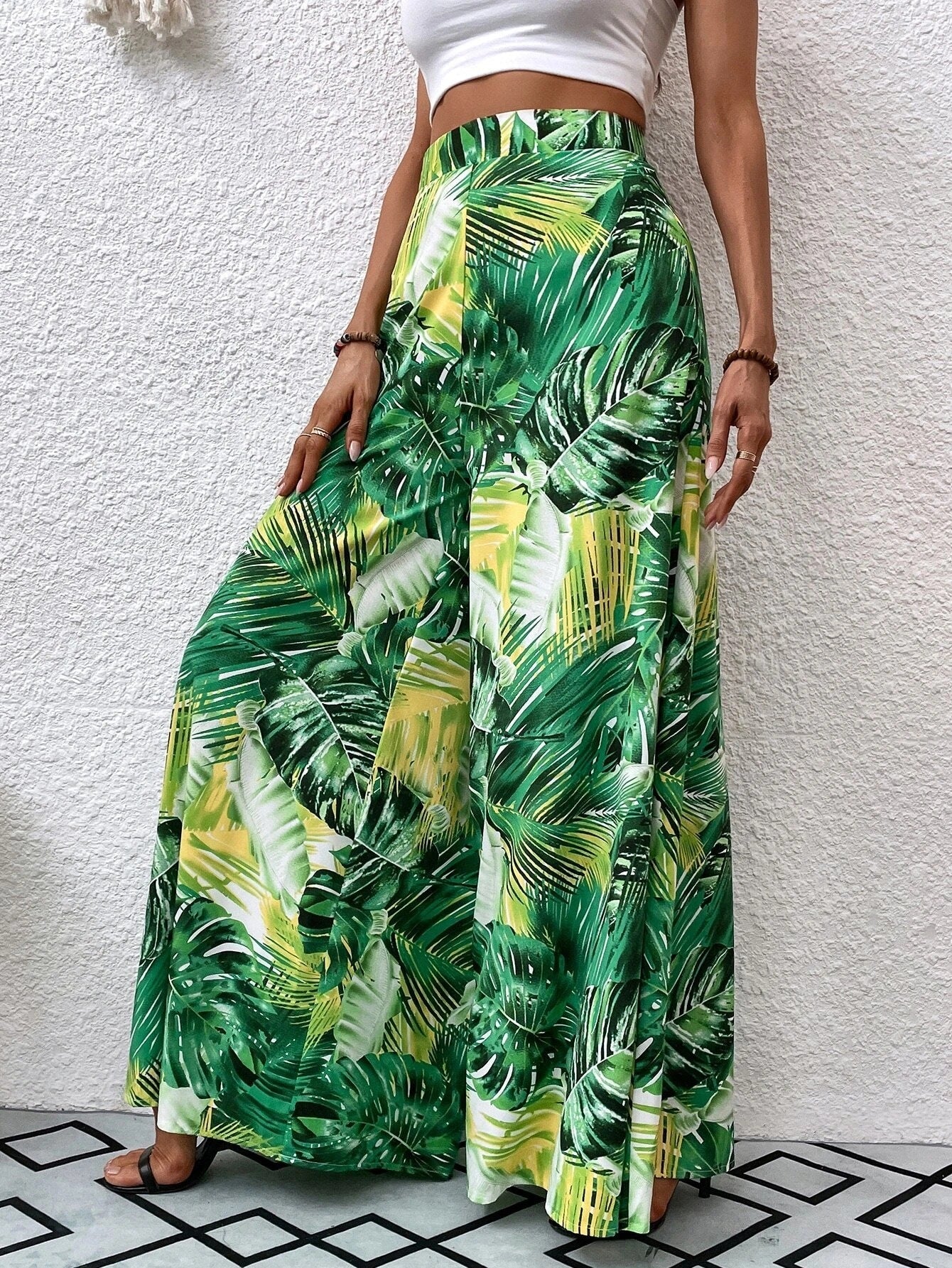 Elegantes pantalones anchos con estampado floral de Isabella Sol.