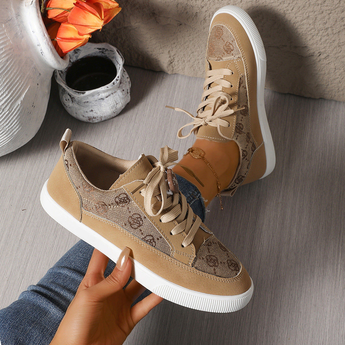 Zapatillas casuales Isabella Sol con bordado floral