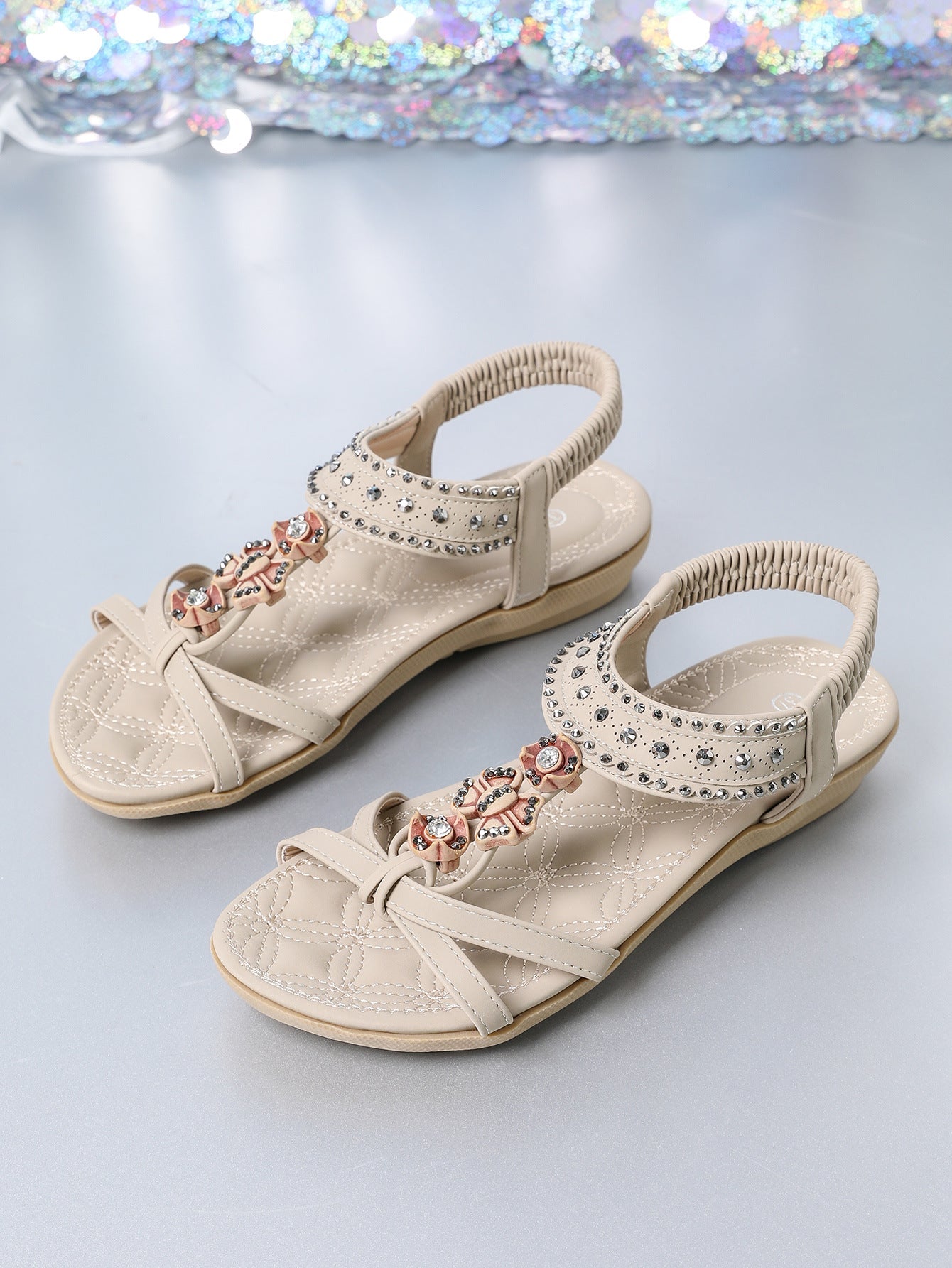 Elegantes sandalias planas con diamantes de Isabella Sol