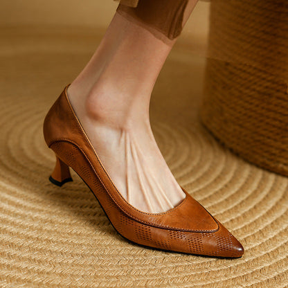 Elegantes zapatos de tacón de piel con punta de Isabella Sol.