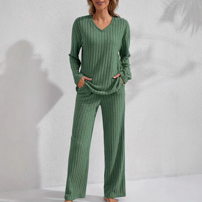 Conjunto informal y cómodo de top de manga larga y pantalón acanalados para mujer.