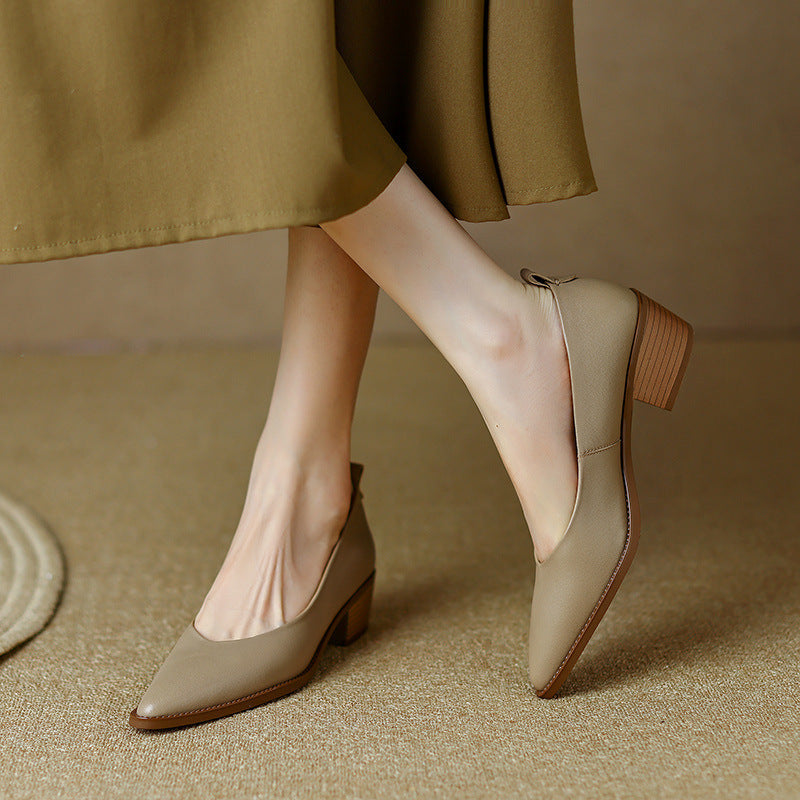 Elegantes zapatos de tacón bajo de piel de oveja de Isabella Sol.