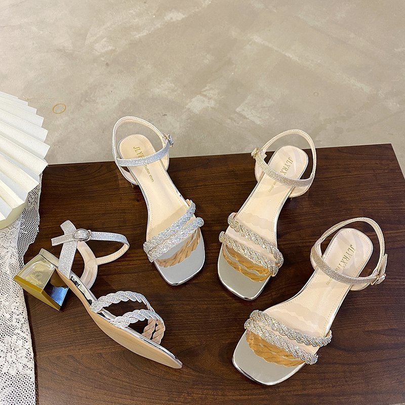 Elegantes sandalias de tacón de Isabella Sol inspiradas en Pinterest.