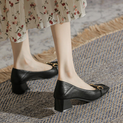 Elegantes zapatos de tacón de punta cuadrada de Isabella Sol.