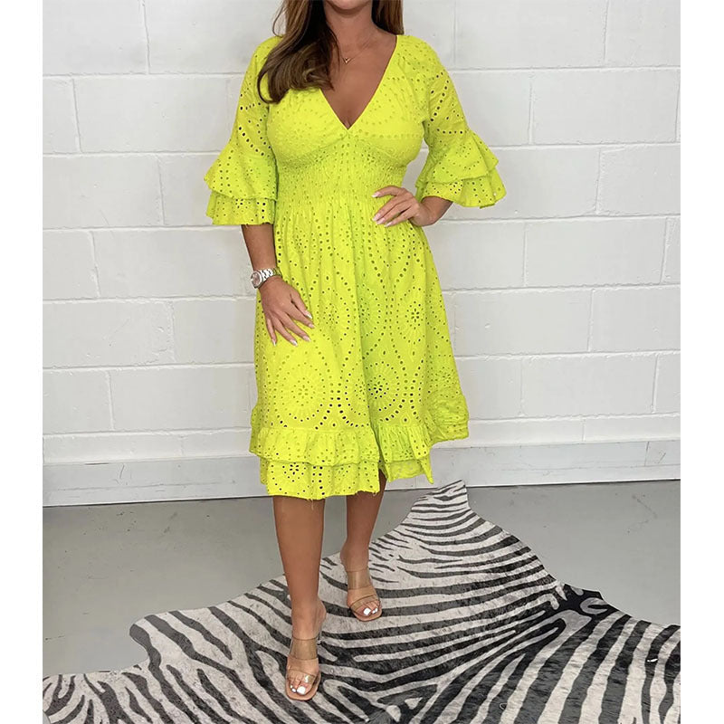 Elegante vestido bordado con escote en V de Isabella Sol.