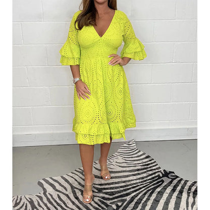 Elegante vestido bordado con escote en V de Isabella Sol.