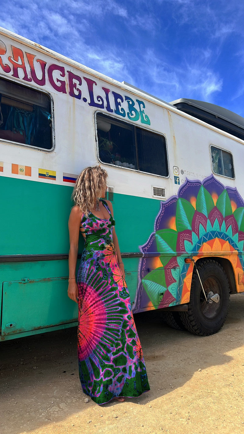 Vestido largo sin espalda con estampado geométrico vibrante de Isabella Sol