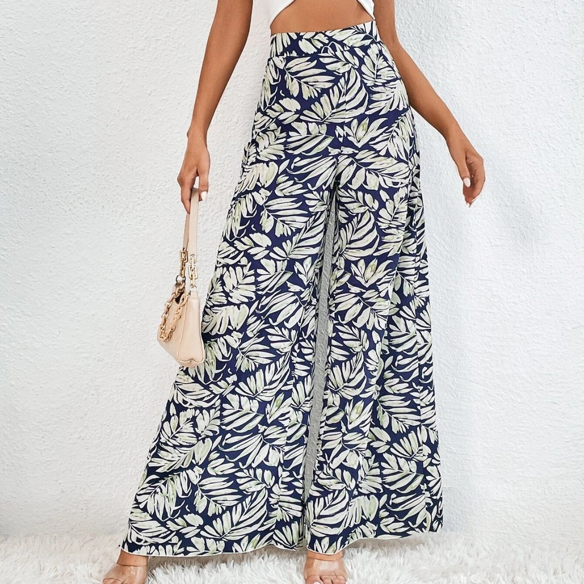 Elegantes pantalones anchos con estampado floral de Isabella Sol.