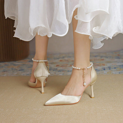 Elegantes tacones de aguja con borlas de satén de Isabella Sol