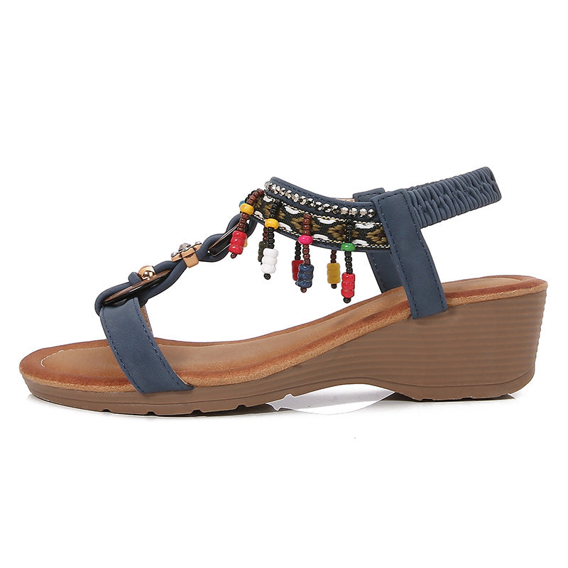 Elegantes sandalias de cuña con pedrería de Isabella Sol