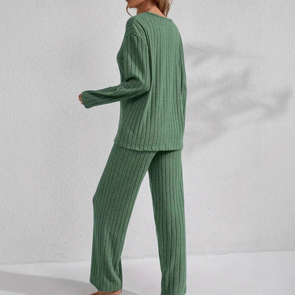 Conjunto informal y cómodo de top de manga larga y pantalón acanalados para mujer.