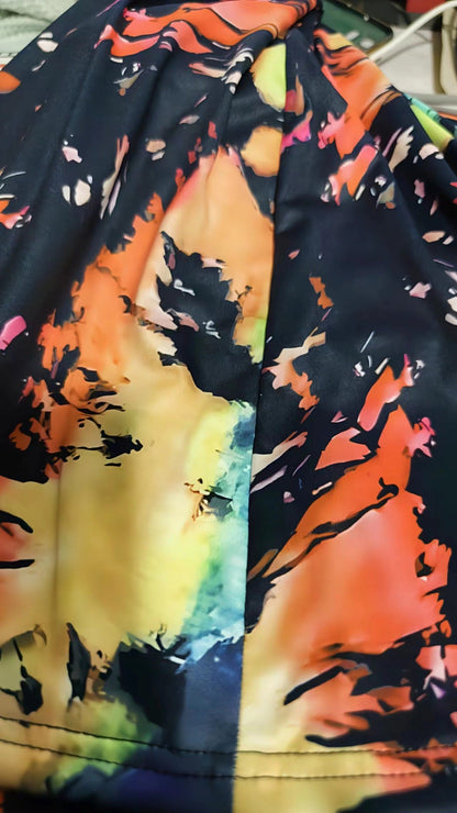 Vestido vibrante con escote en V y estampado tie-dye de Isabella Sol