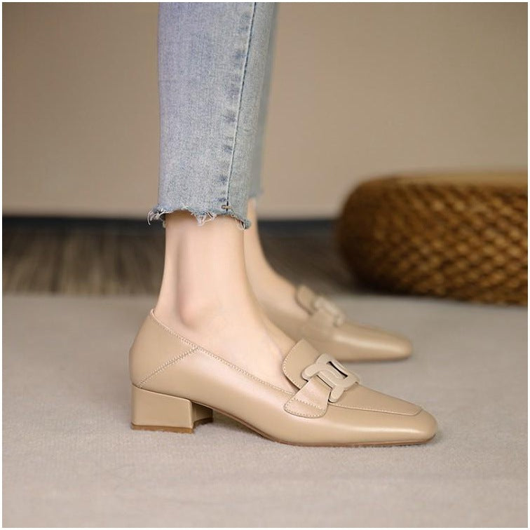 Elegantes mocasines de tacón grueso de Isabella Sol