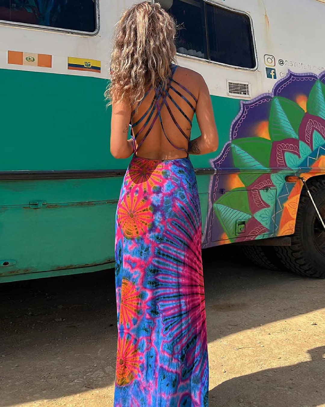 Vestido largo sin espalda con estampado geométrico vibrante de Isabella Sol