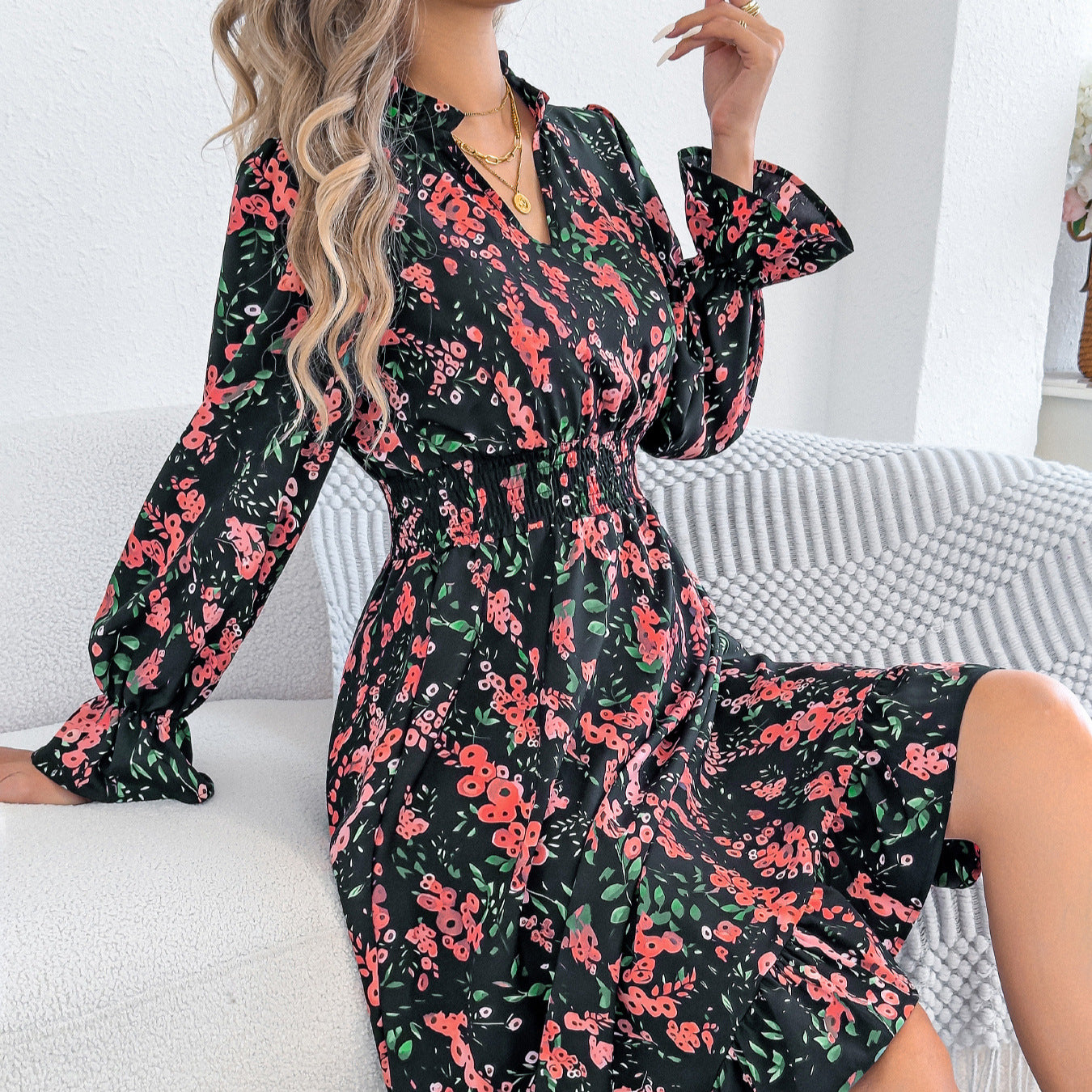 Vestido midi Isabella Sol con mangas acampanadas y estampado floral