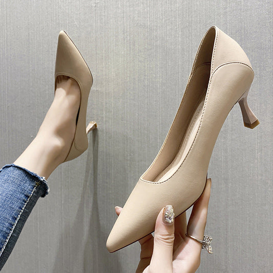 Elegantes zapatos de tacón de punta de Isabella Sol.