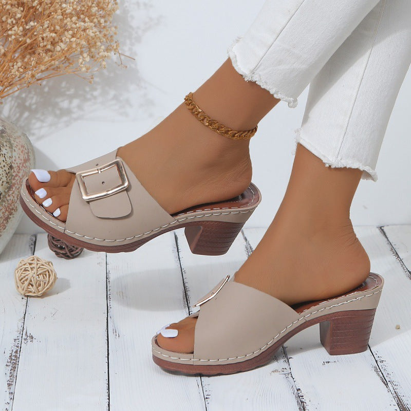 Elegantes sandalias de tacón alto con hebilla de Isabella Sol.